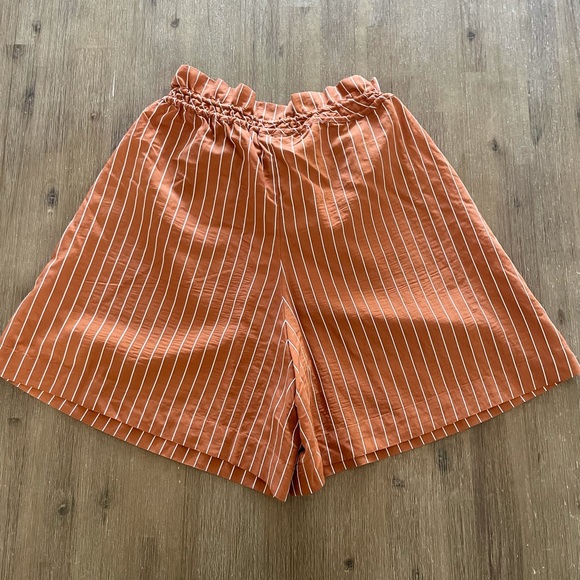 IN WEAR Wide-Leg Stripe Shorts - Picture 2 of 3